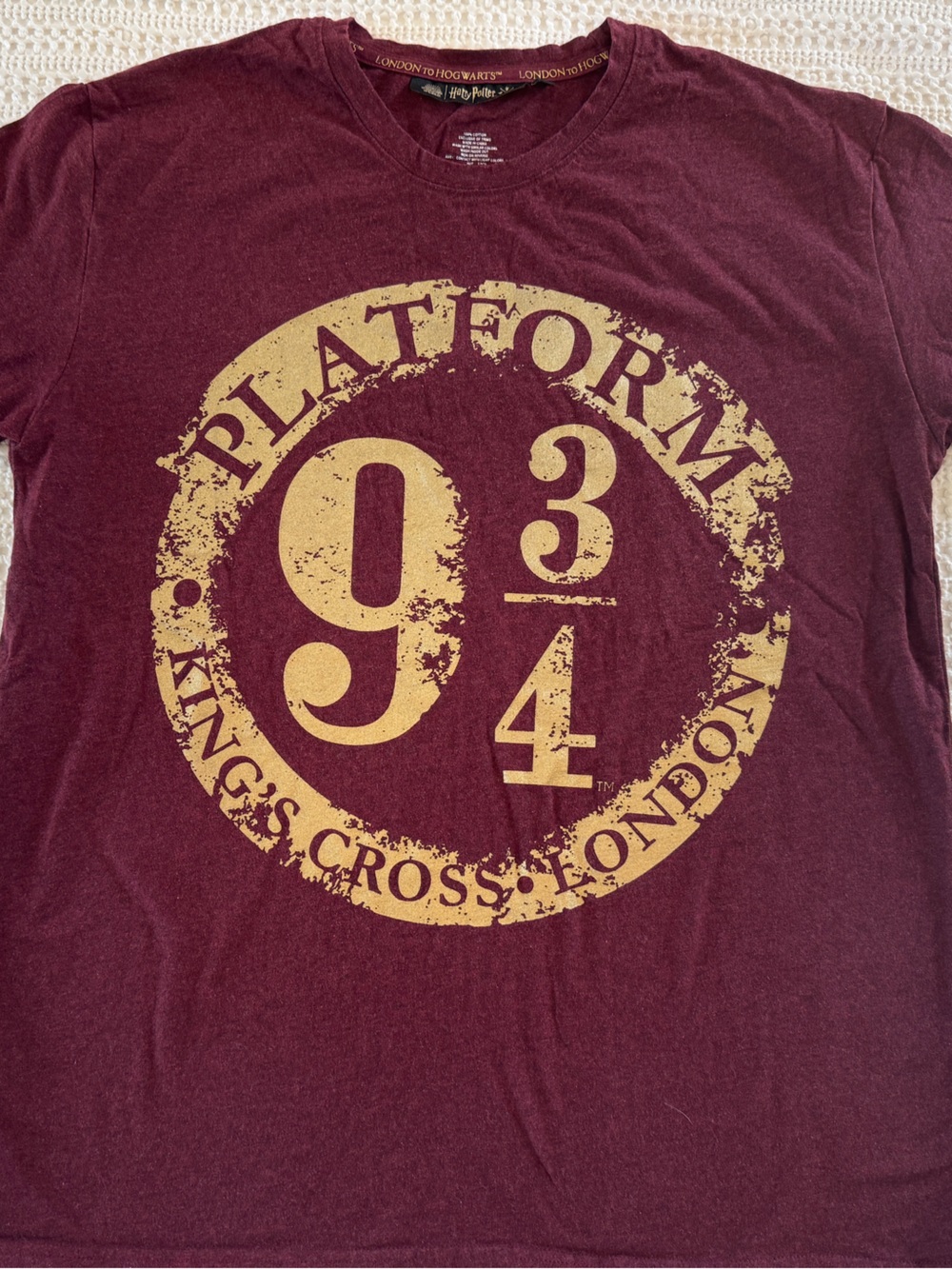 Harry Potter Platform 9 3/4 Burgundy Graphic T-Shirt L - Picture 1 of 6